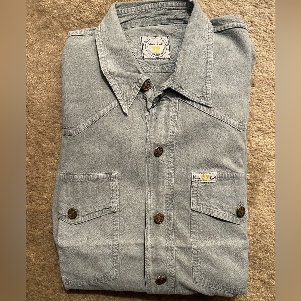 NWOT Men’s causal light blue button down shirt. Never Worn.